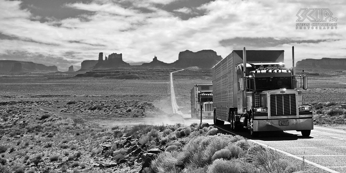 Monument Valley - Trucks Grote Amerikaanse trucks op highway 163 met op de achtergrond het silhouet van Monument Valley. Stefan Cruysberghs